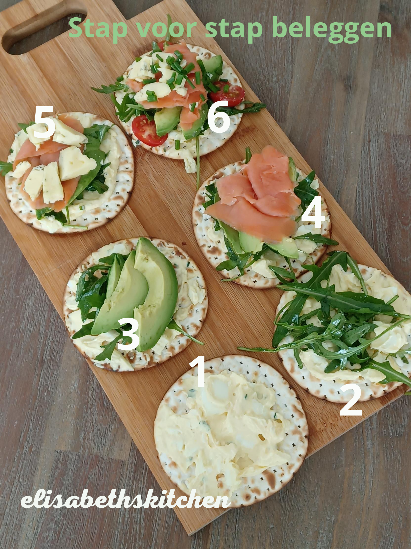Verderop de pagina staat het recept Rijstkoekjes met diverse toppings, geserveerd op een houten plank.