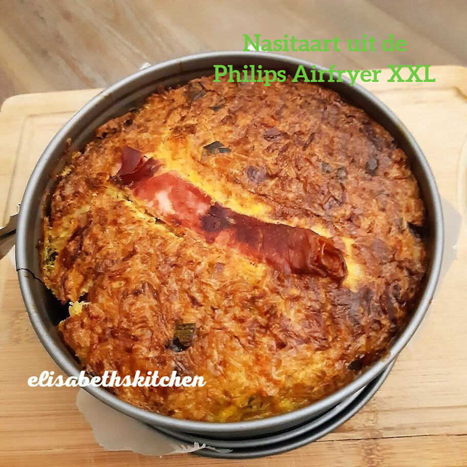 Nasi cake uit een Philips Airfryer XXL, met knapperige randjes en een reepje vlees erop.