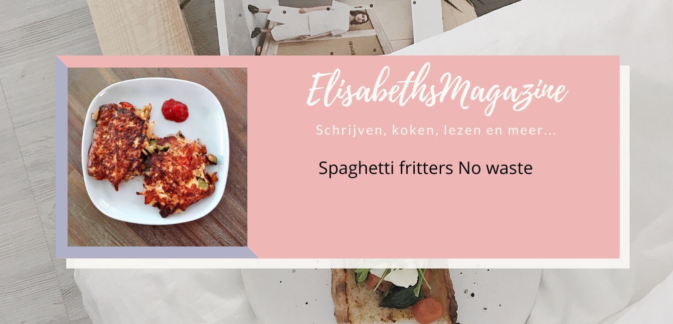 Een bord spaghettibeignets op een houten tafel, met tekst eroverheen in een roze en witte banner.