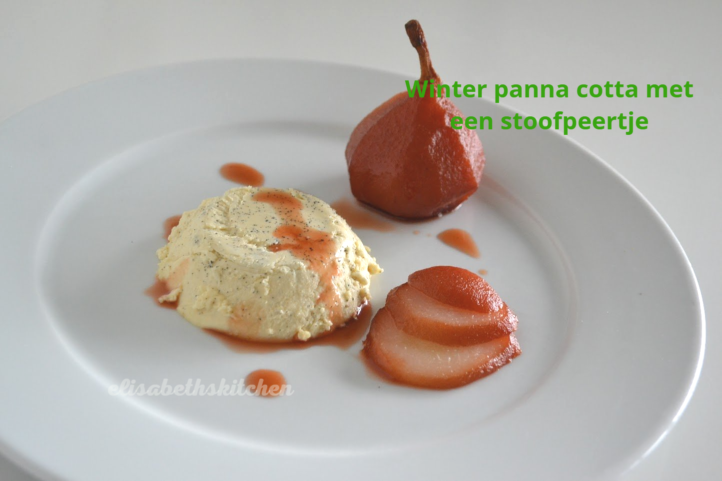 Verderop de pagina staat het recept Panna cotta, een dessert met een gepocheerde peer, besprenkeld met rode saus, geserveerd op een wit bord.