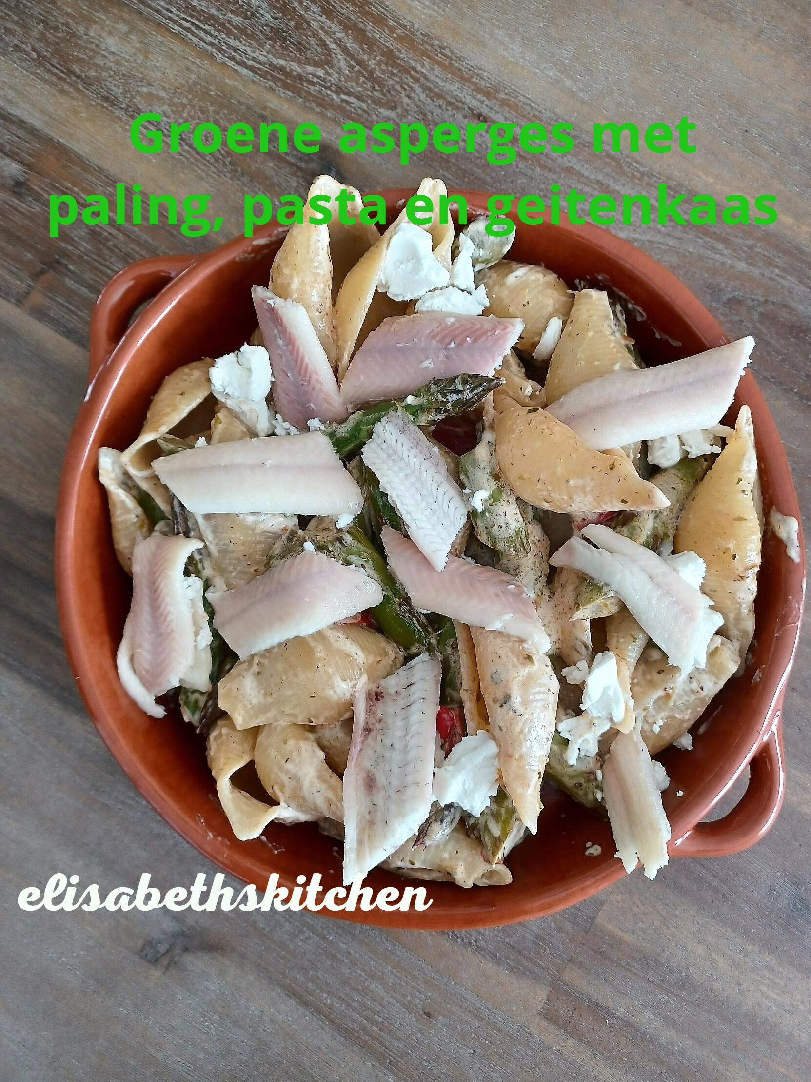 Pastagerecht met groene asperges, paling en verkruimelde kaas in een bruine kom.