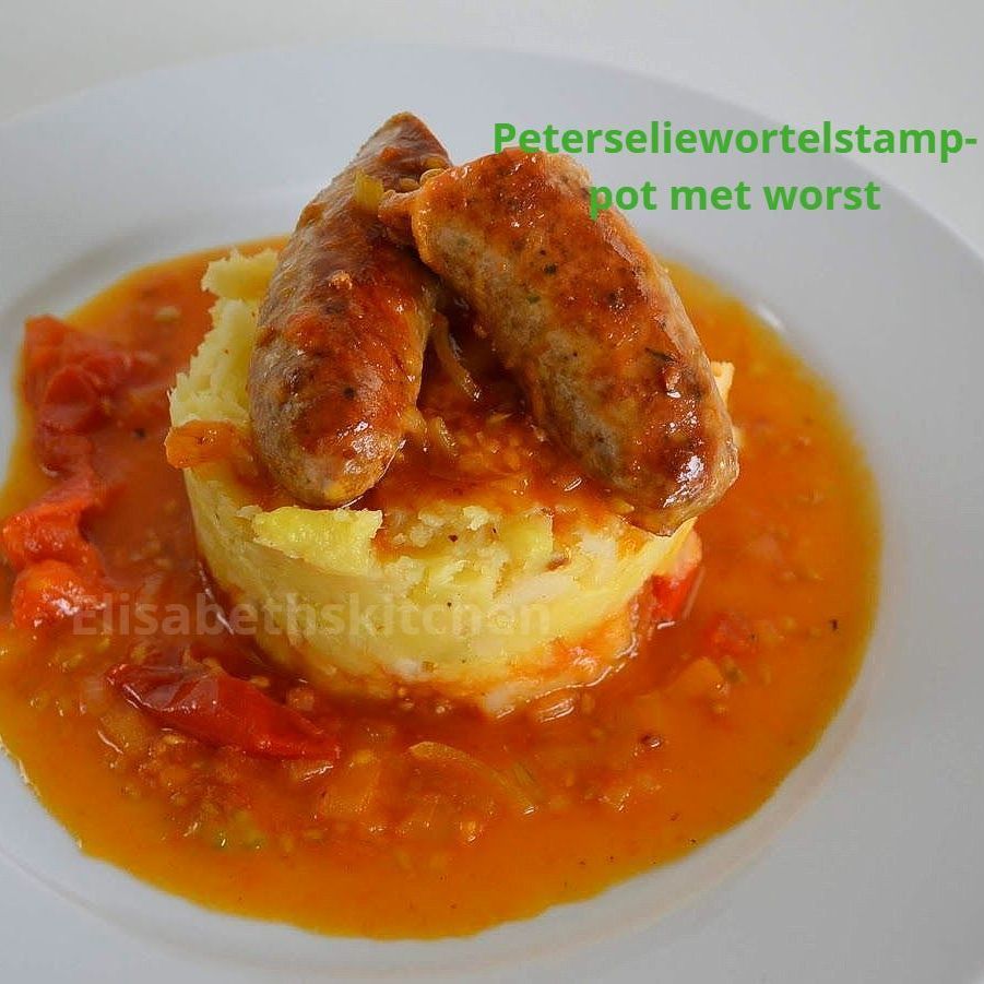 Een gerecht van peterseliewortelpuree met worstjes en tomatensaus.