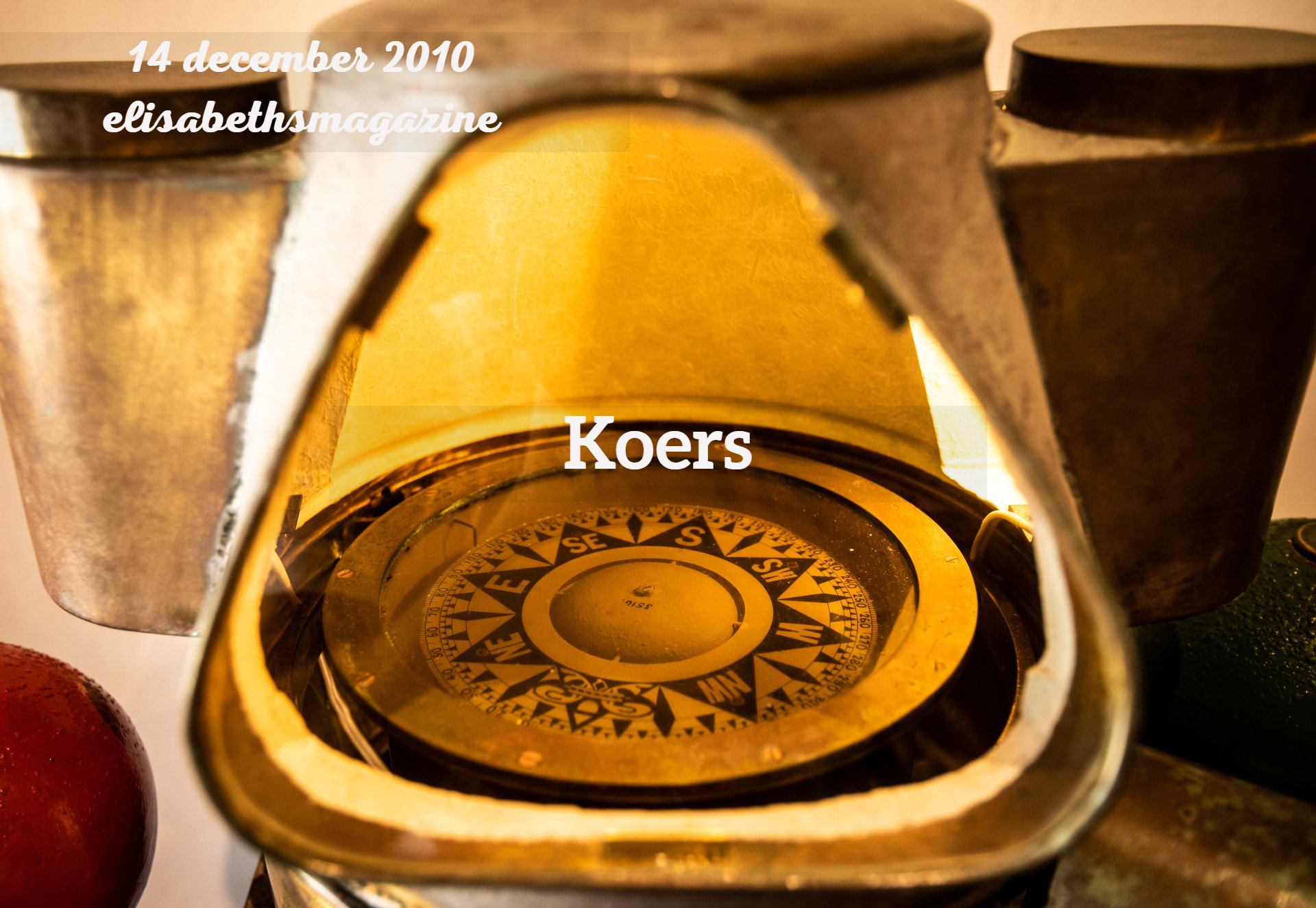 Detailopname van een scheepskompas in een messing behuizing. Het woord 