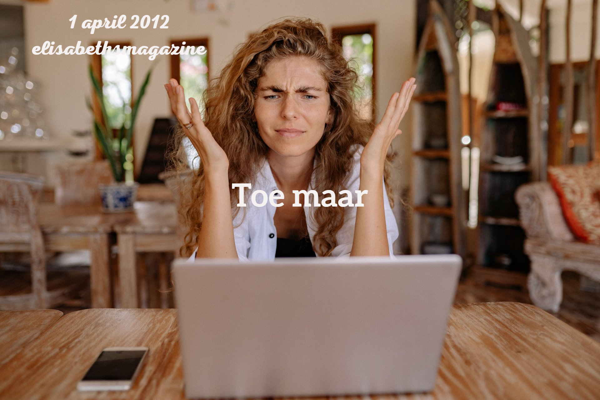 Vrouw met opgeheven handen, kijkt gefrustreerd naar een laptop. De tekst 