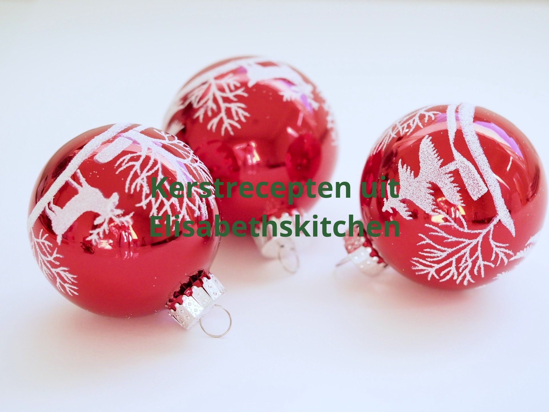 Rode kerstversieringen met witte sneeuwvlokken op een witte achtergrond. Tekst eroverheen: 