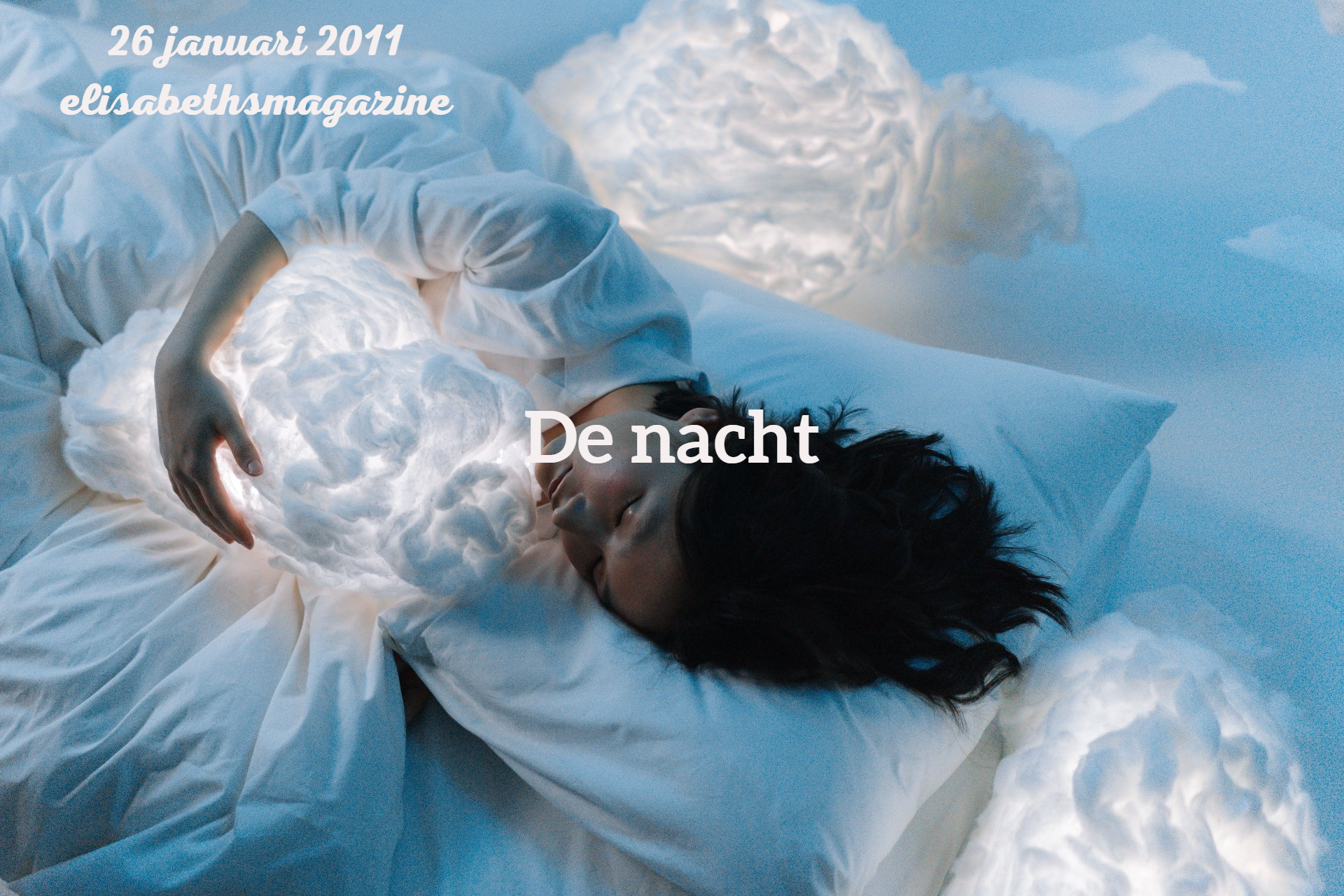 Vrouw slaapt in bed, stralend wit beddengoed en wolkachtige vormen. Tekst: 