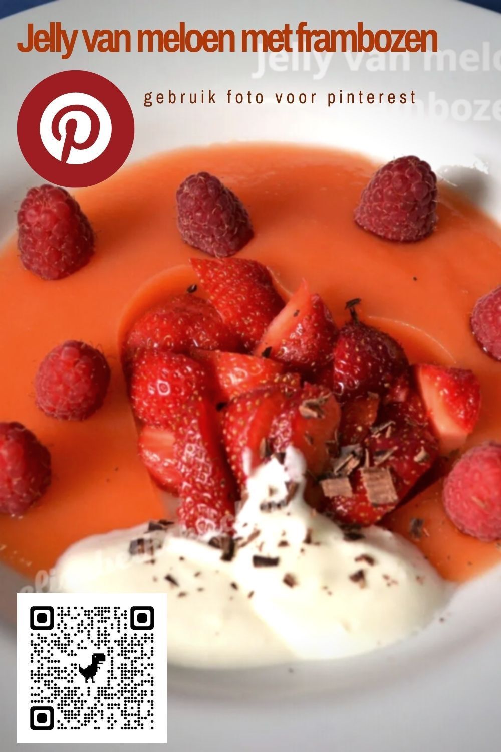 gebruik deze foto om op te slaan op je pinterestpagina Meloengelei-dessert met frambozen en aardbeien in een witte kom.