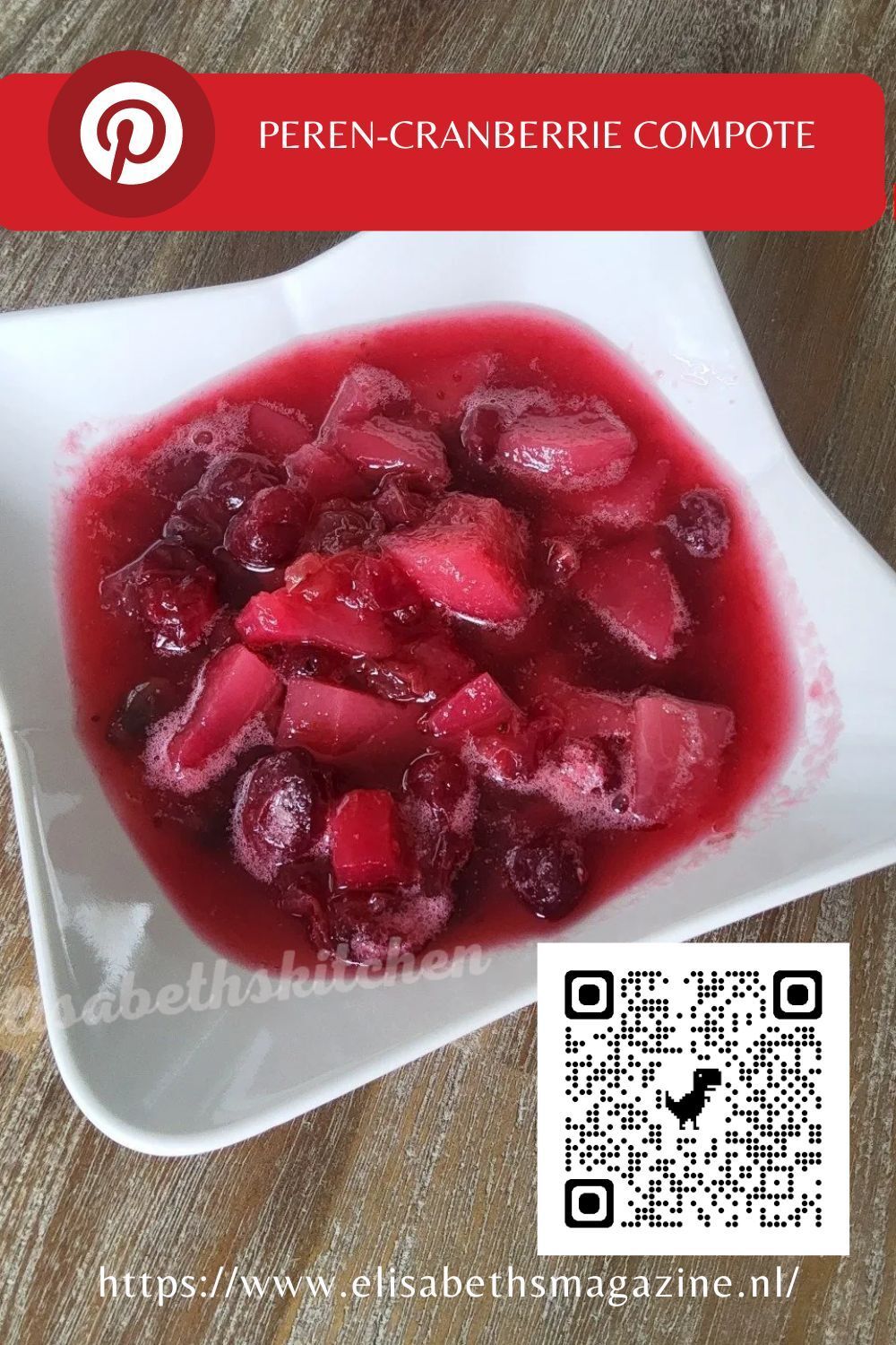 Compote van rode cranberry's en gehakte appels in een witte kom, op een lichtbruine ondergrond.