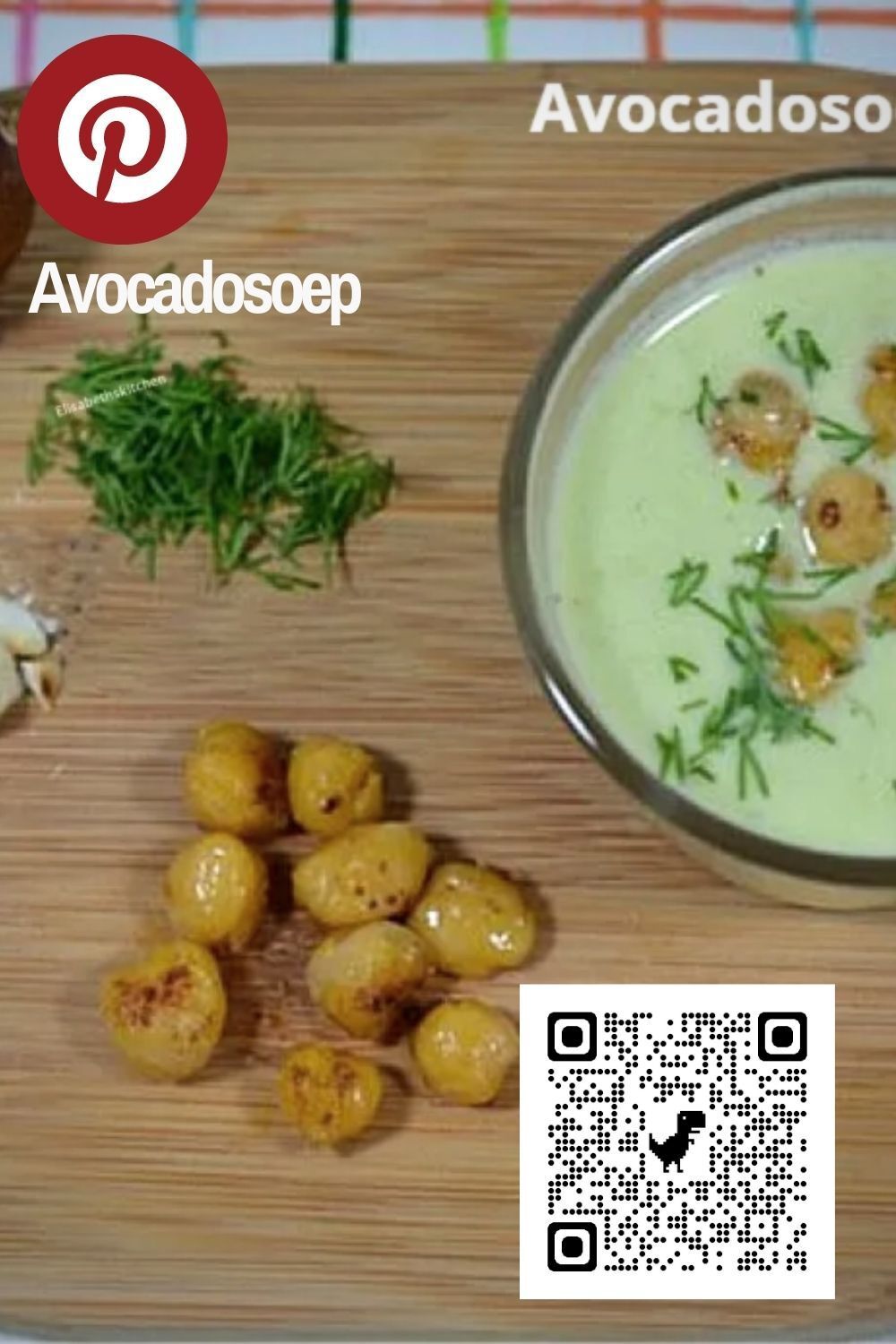 gebruik deze foto om op te slaan op je pinterestpagina Avocadosoep met kikkererwten, dille en knoflook, geserveerd op een houten plank.