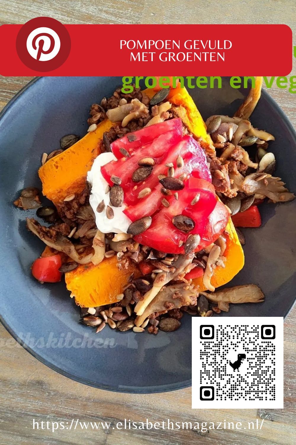 Pompoenhelften gevuld met groenten, tomaten en zaden op een bord.