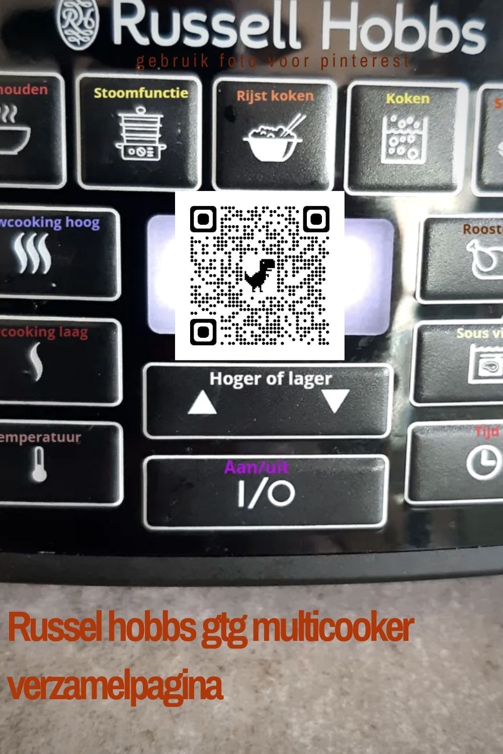 gtg Russell hobbs multicooker recepten verzamelpagina scroll door voor de recepten Detailopname van het bedieningspaneel van een Russell Hobbs multicooker met verlichte knoppen en een QR-code op het display.