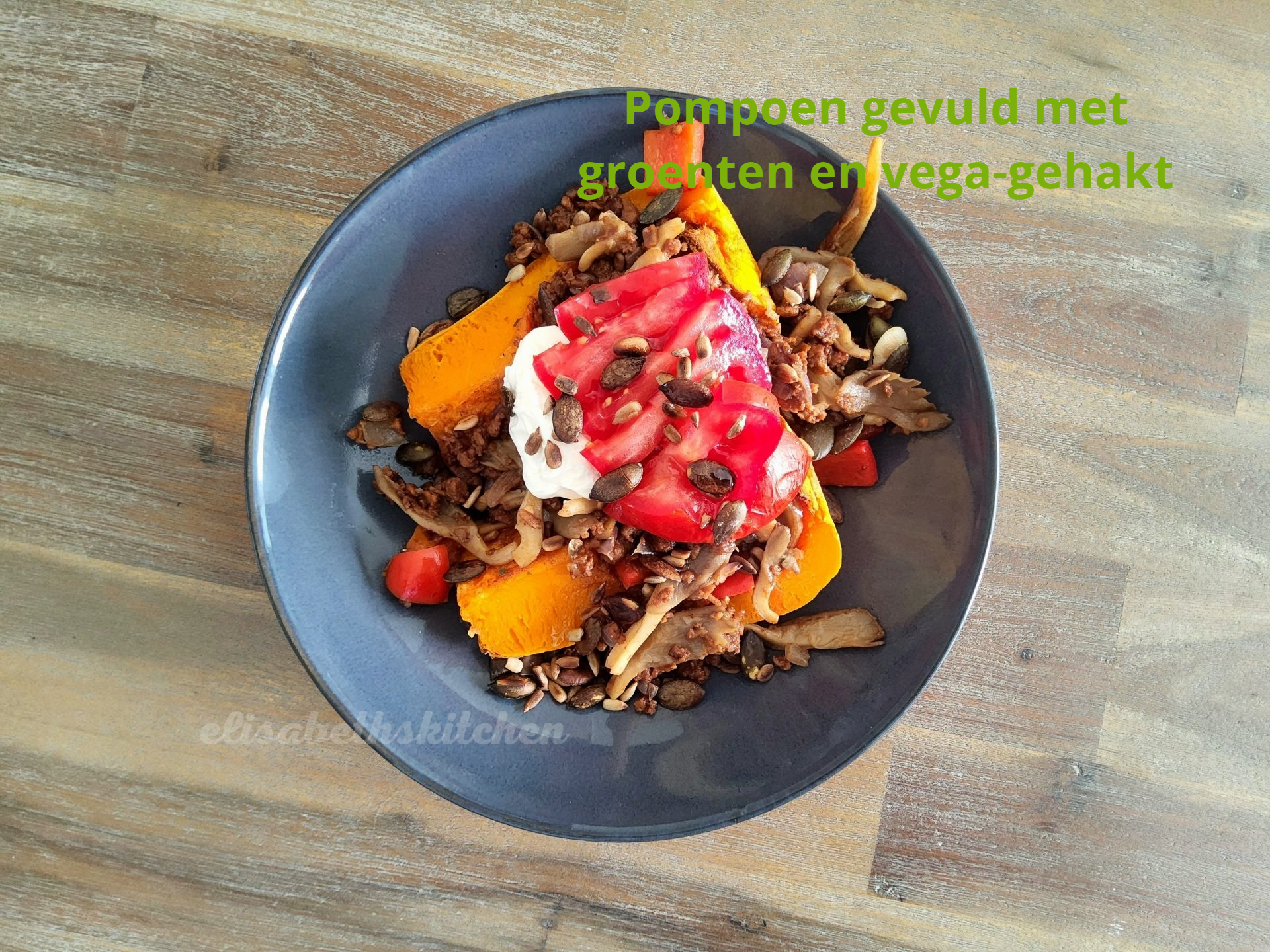 Een bord geroosterde pompoen gevuld met granen en plantaardig vlees, gegarneerd met salsa en yoghurt.
