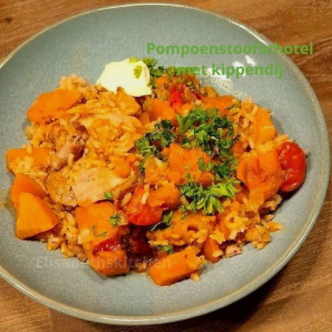 Verderop de pagina staat het recept Pompoenstoofpot met kip en rijst in een blauwe kom, gegarneerd met kruiden en een klodder witte saus.
