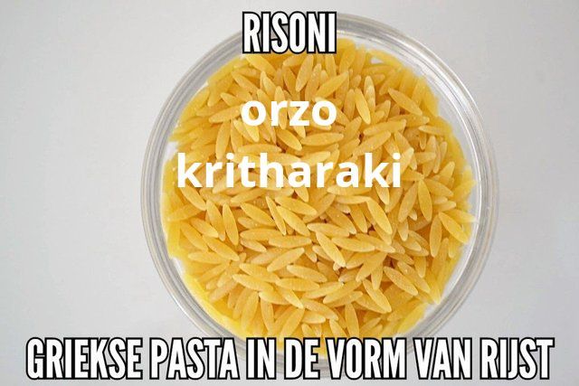 scroll verder voor het recept Een kom risoni-pasta, met daarop een tekstoverlay in het Nederlands, die aangeeft dat het orzo/kritharaki is, een Griekse rijstvormige pasta.