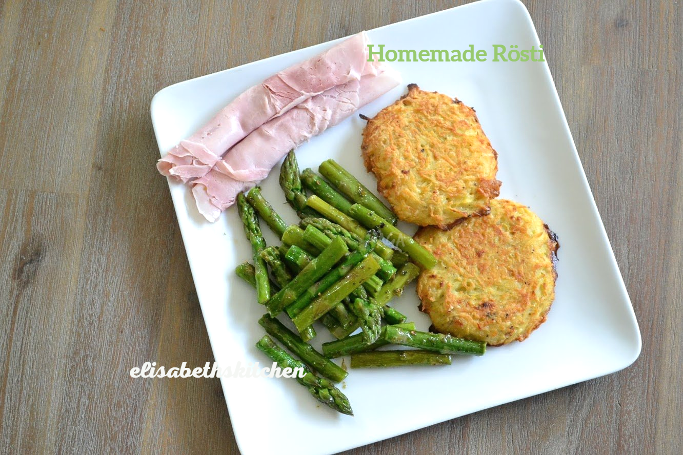 Bord met zelfgemaakte rösti, asperges en ham.