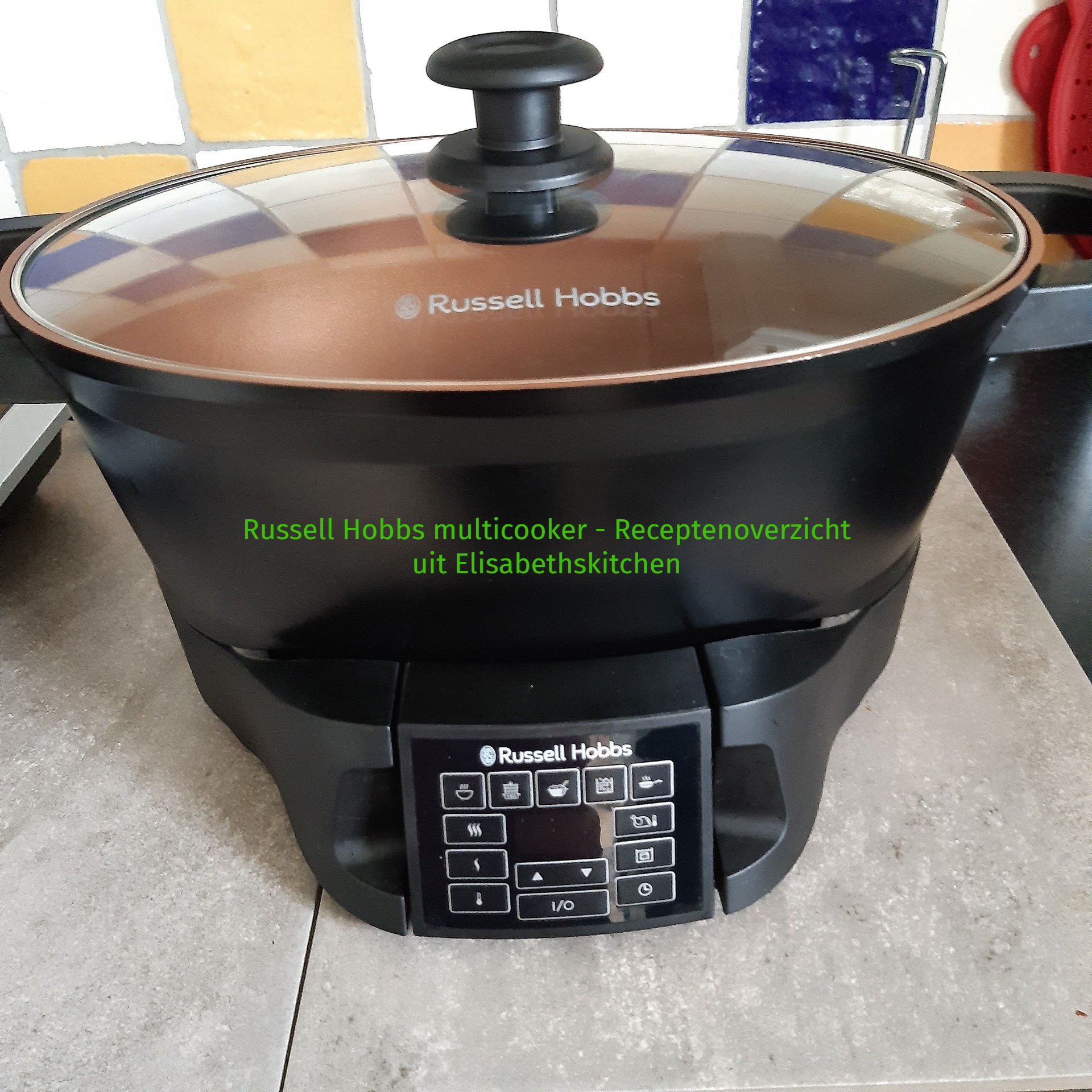 Zwarte Russell Hobbs multicooker met glazen deksel en bedieningspaneel, geschikt voor op het aanrecht.