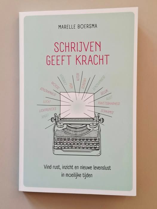 Book cover: A mint green cover with a typewriter illustration and the Dutch title 