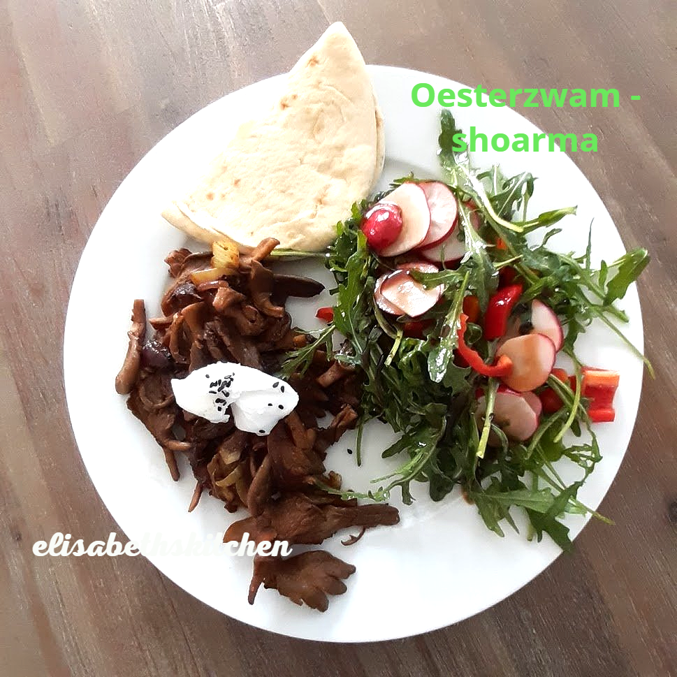 verder op de pagina staat het recept Wit bord met champignon-shoarma, platbrood, salade en een klodder saus.