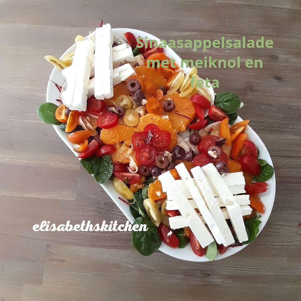 Verderop de pagina staat het recept Ovale schaal met salade: sinaasappels, tomaten, olijven, feta en groene bladgroenten.