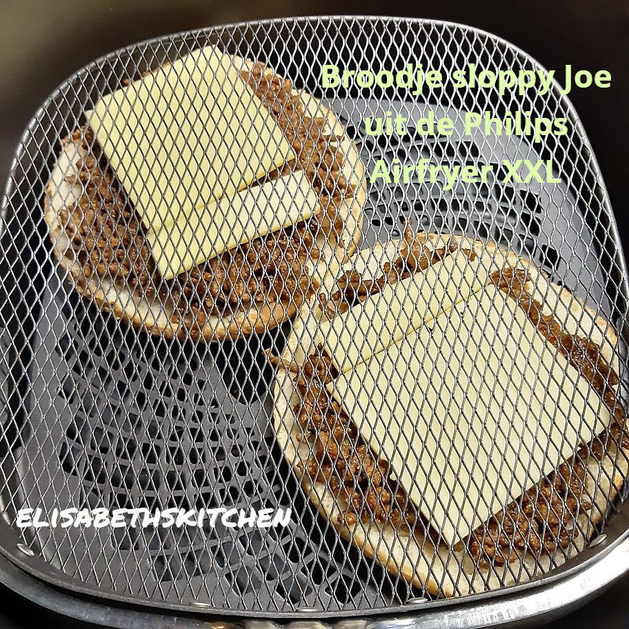 Twee sloppy joe-sandwiches met kaas in een mandje van de airfryer.