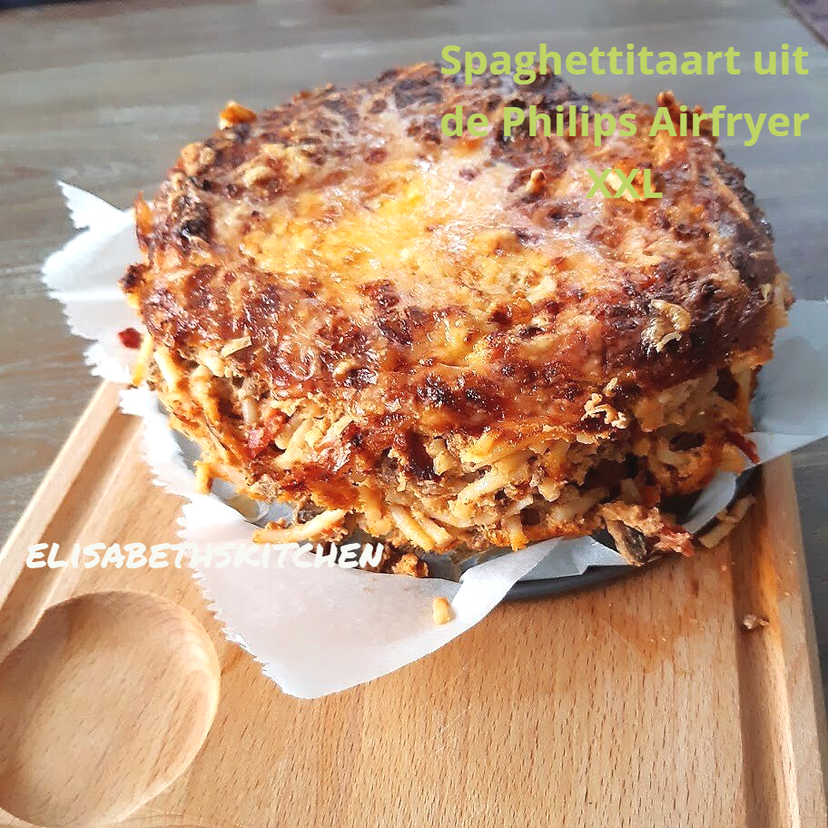 Spaghettitaart uit de Philips Airfryer op een houten plank, goudbruin gebakken. Tekst