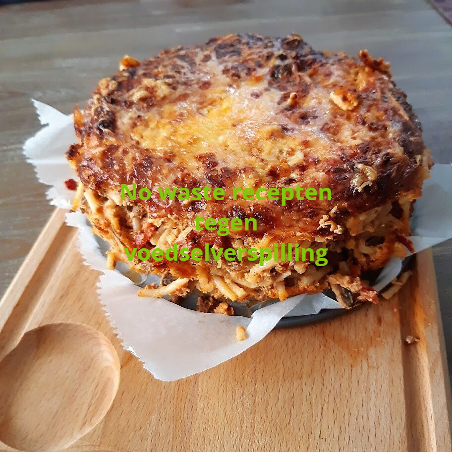 Een ovenschotel met pasta op een houten plank, met tekst over recepten tegen voedselverspilling.