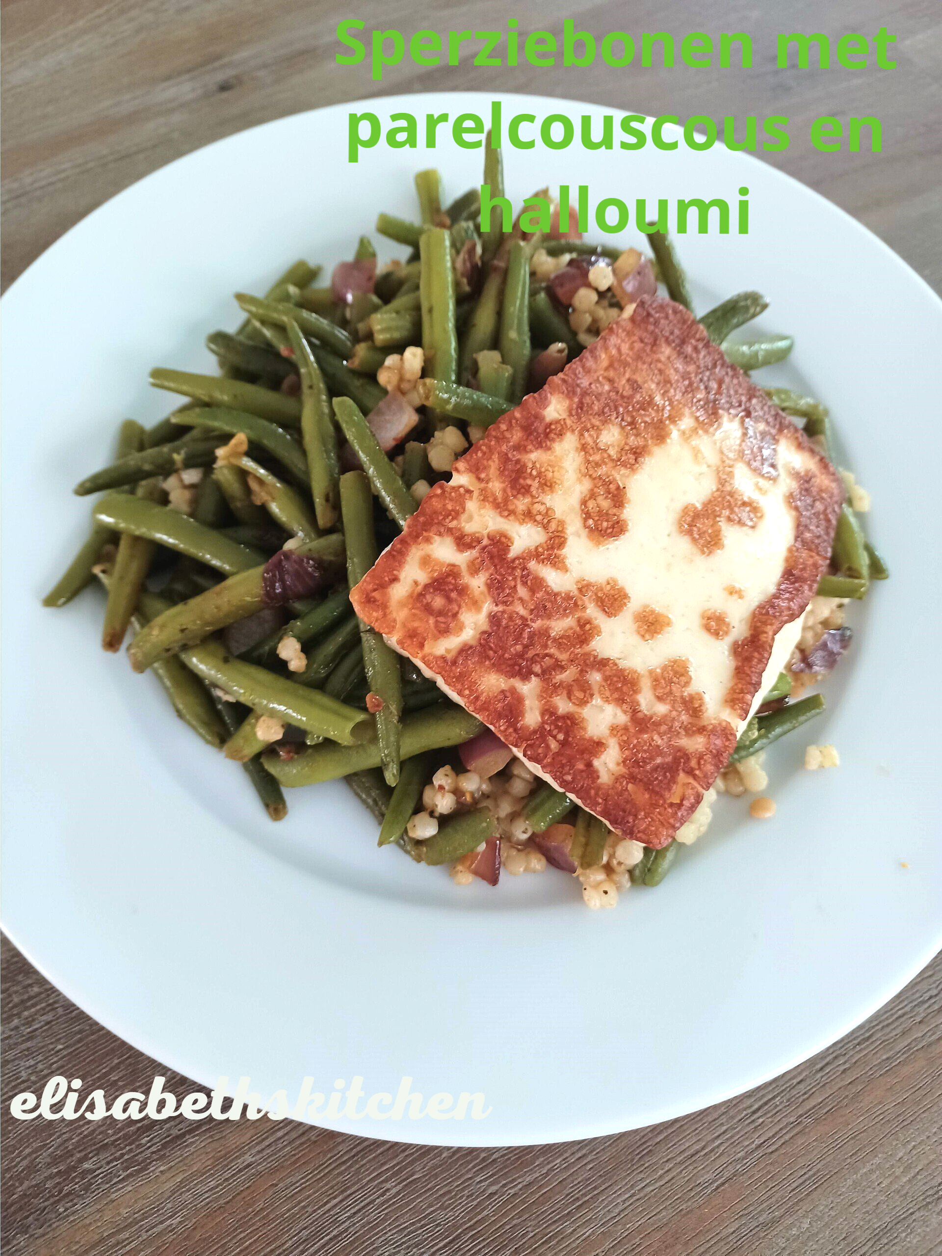 Verderop de pagina staat het recept Sperziebonen, parelcouscous en halloumi op een wit bord. Het gerecht is gegarneerd met gebakken halloumi.