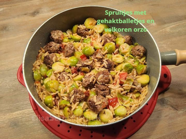 Een pan met spruitjes, gehaktballetjes en volkoren orzo, gebakken in een pan.