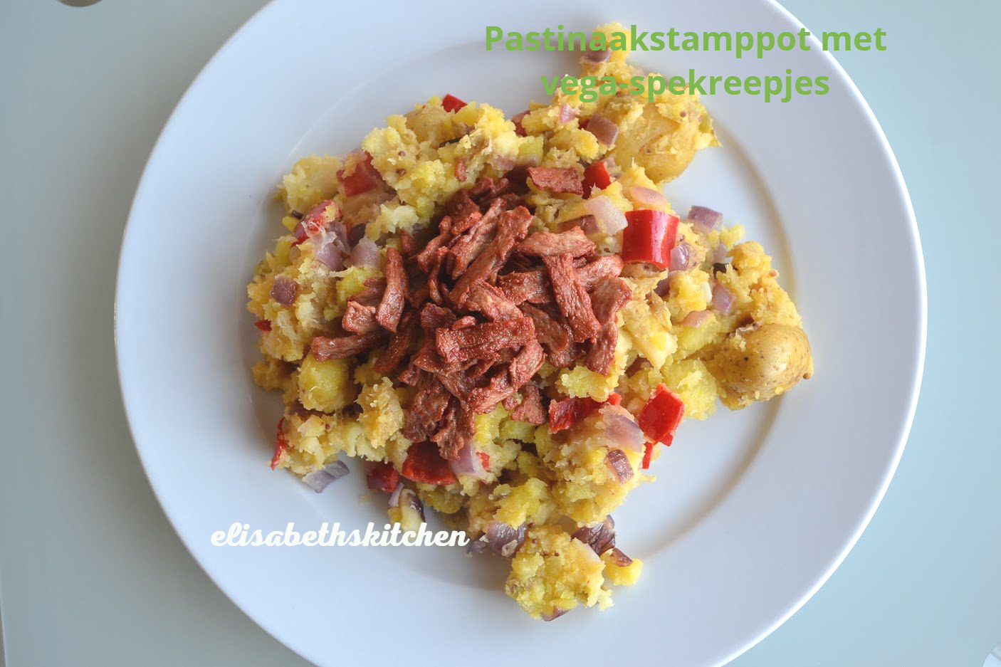 Pannekoekstamppot met gehakt op een wit bord.