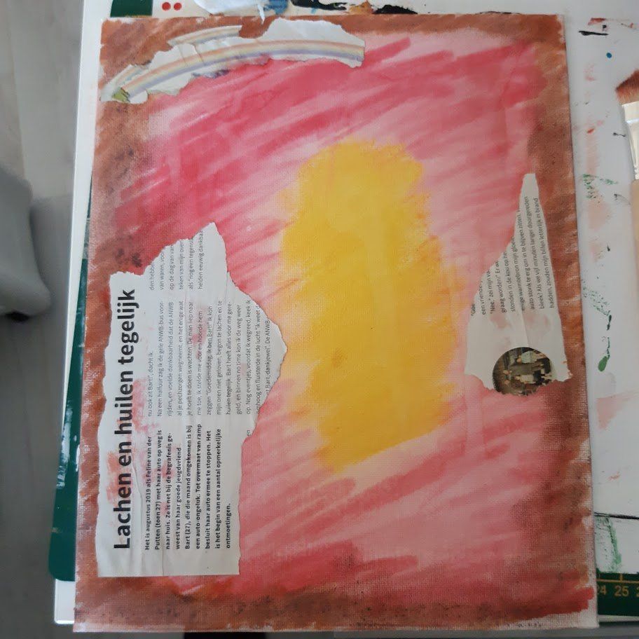 Abstracte kunst met gescheurde krantenstukken, een centrale gele vorm en rood en bruin geschilderde vlakken.