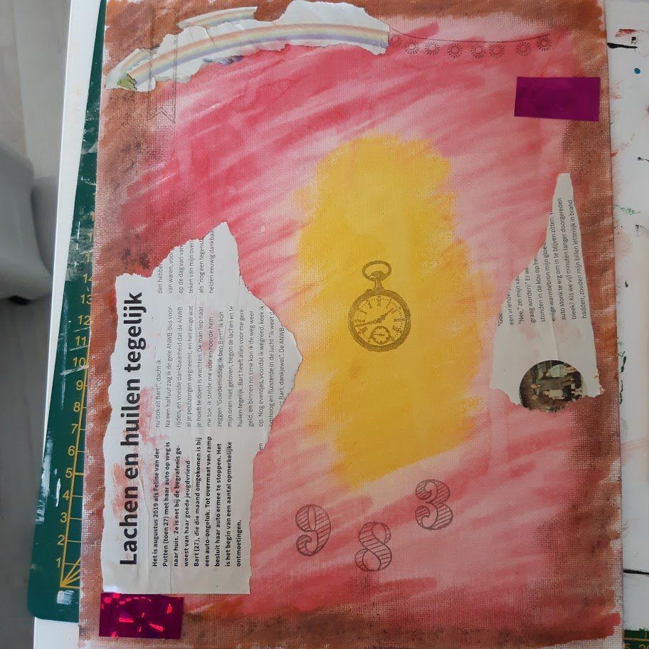 Kunstwerk in gemengde technieken: roze en bruine achtergrond met krantenknipsels, gouden zakhorloge en gouden initialen.
