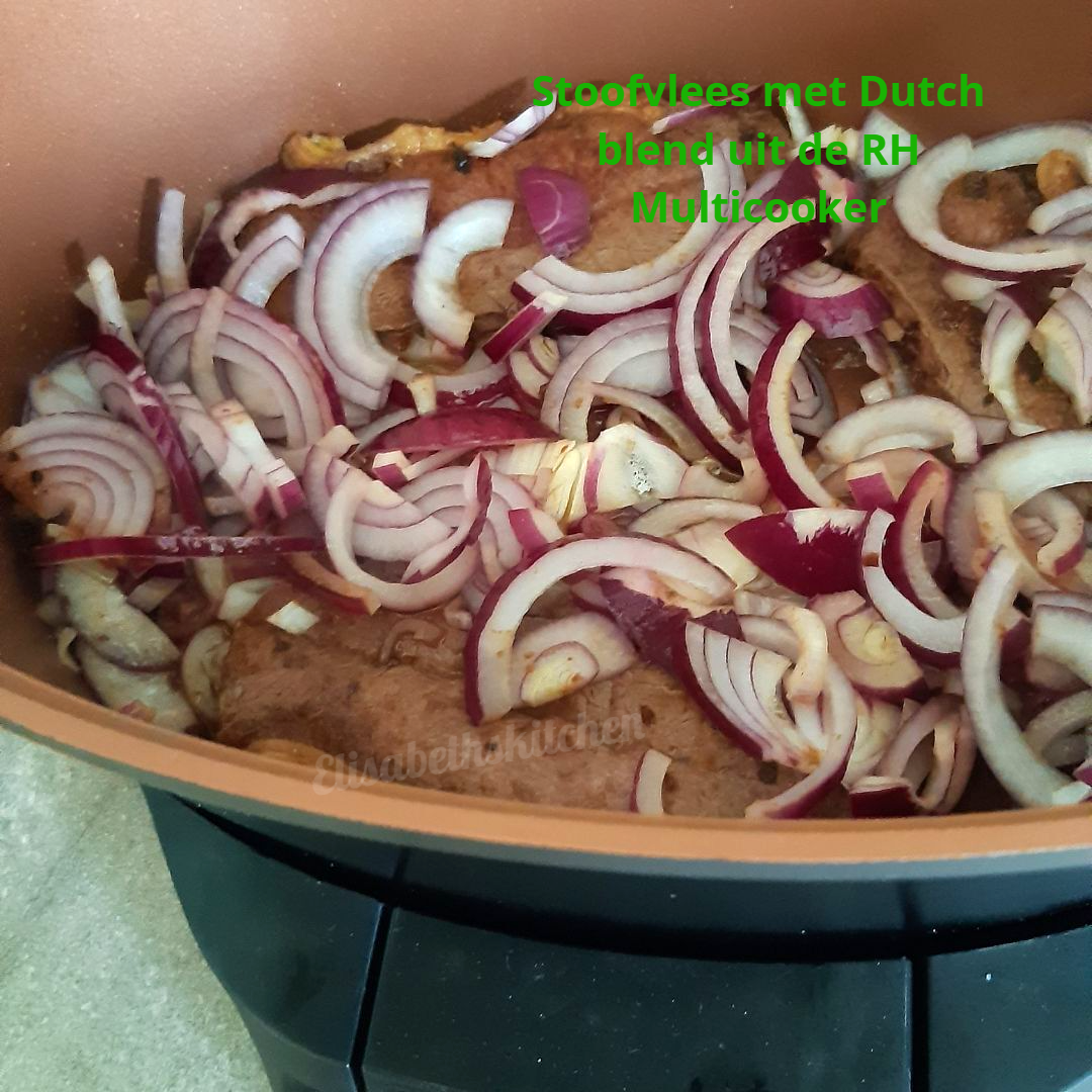 Verderop de pagina staat het recept Vlees en plakjes rode ui worden in een multicooker bereid.