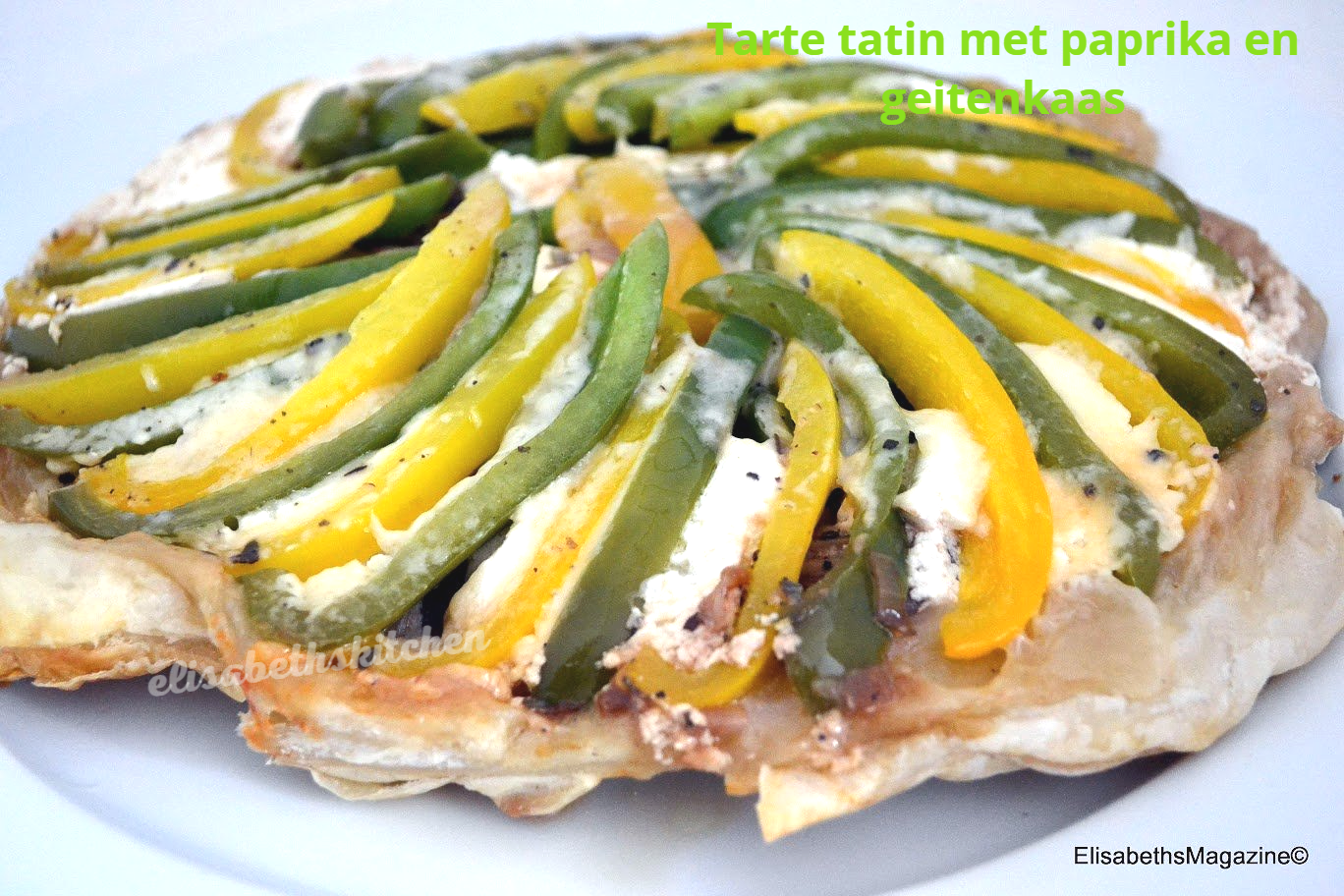 Tarte tatin met groene en gele paprika's en geitenkaas, op een wit bord.