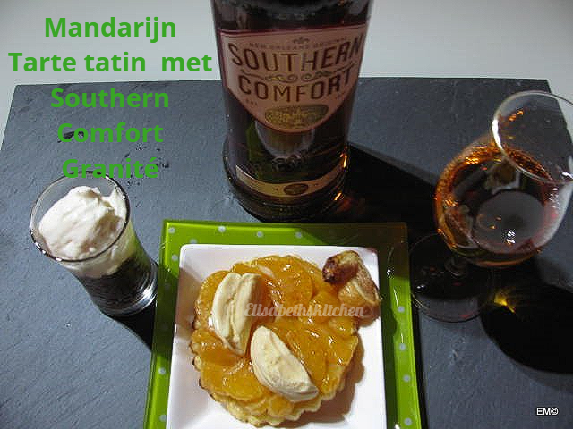 Verderop de pagina staat het recept Tarte Tatin met mandarijnen en noten, Southern Comfort-likeur en slagroom op een leistenen ondergrond.