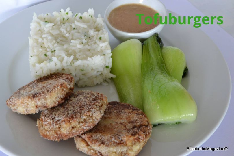 Scroll door voor het recept Tofuburgers met rijst, paksoi en saus op een wit bord.