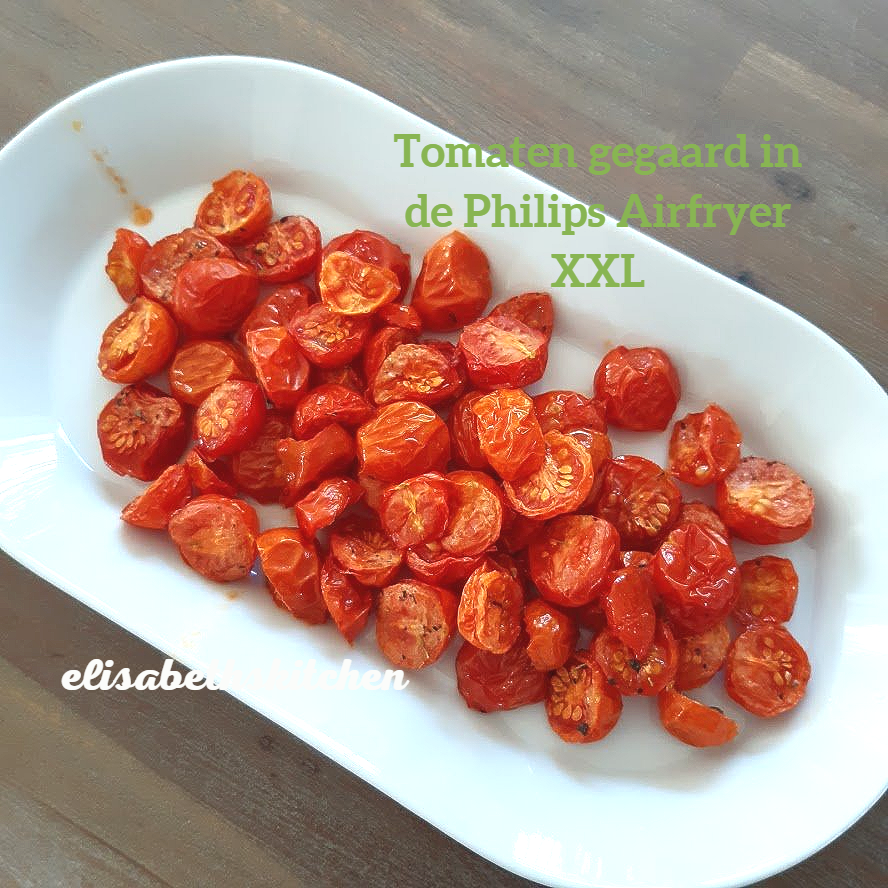 Geroosterde cherrytomaten in een witte schaal, bereid in een airfryer.