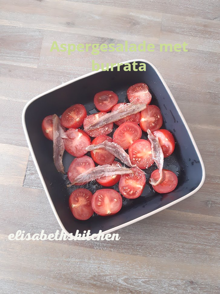 Verderop deze pagina staat het recept Tomaten, ansjovis en zout in een vierkante schaal.