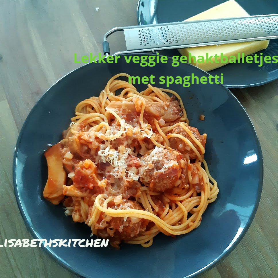 Spaghetti met vegetarische gehaktballetjes in een donkere kom, gegarneerd met geraspte kaas. Op de achtergrond zijn een rasp en kaas te zien.