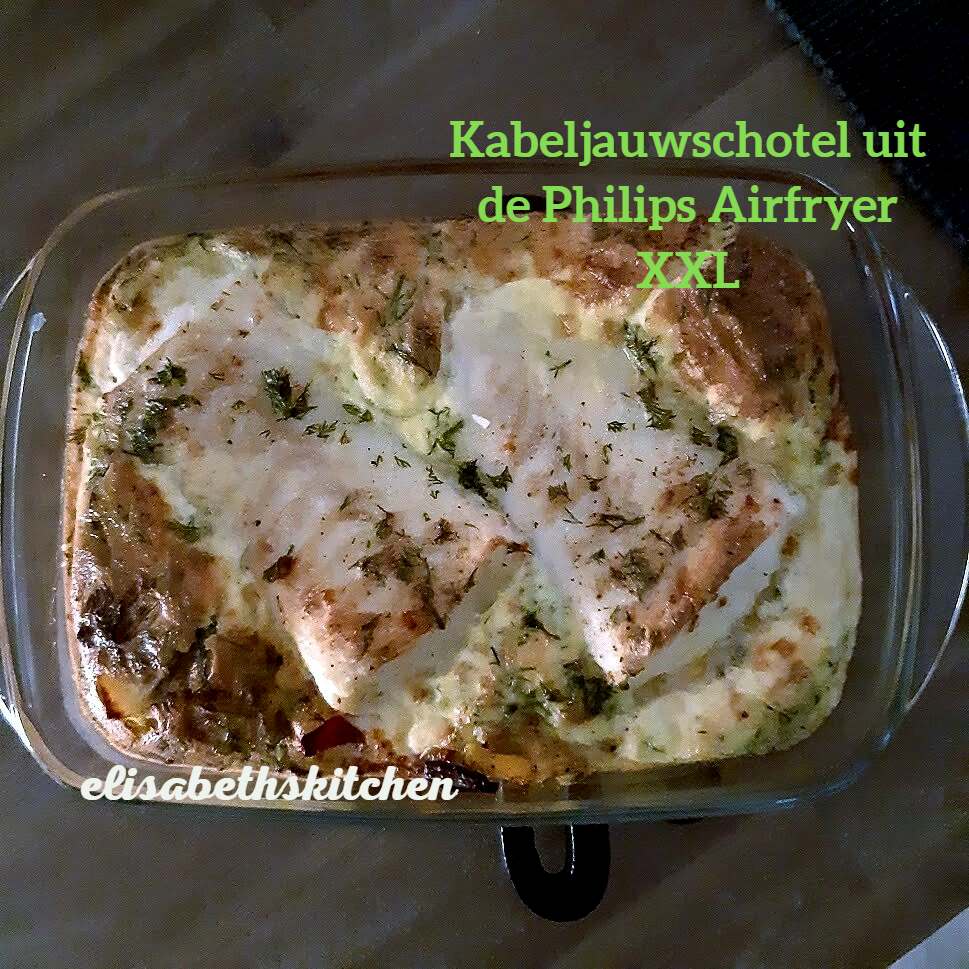 Kabeljauwstoofpot, bereid in een airfryer. Witte vis gegarneerd met kruiden en een goudbruine korst.