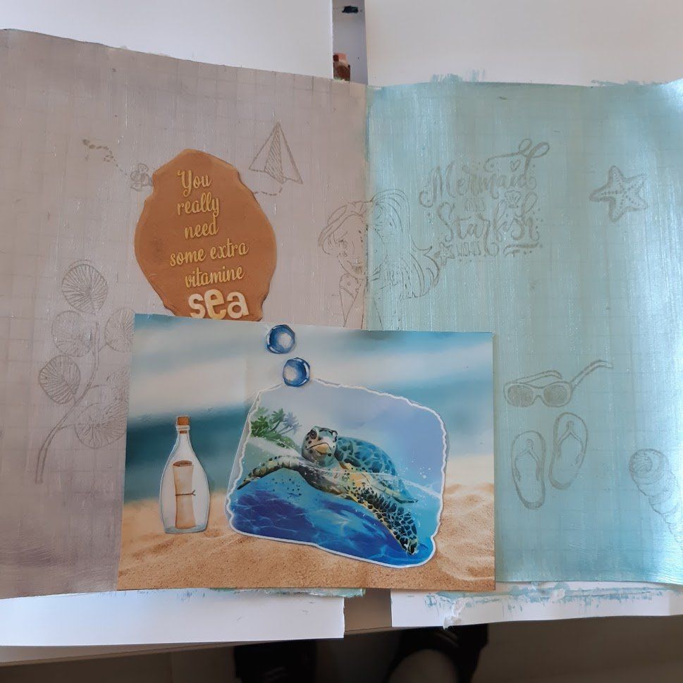 Een scrapbookpagina met een maritiem thema, inclusief een schildpadkaartje, citaten en zee-illustraties.