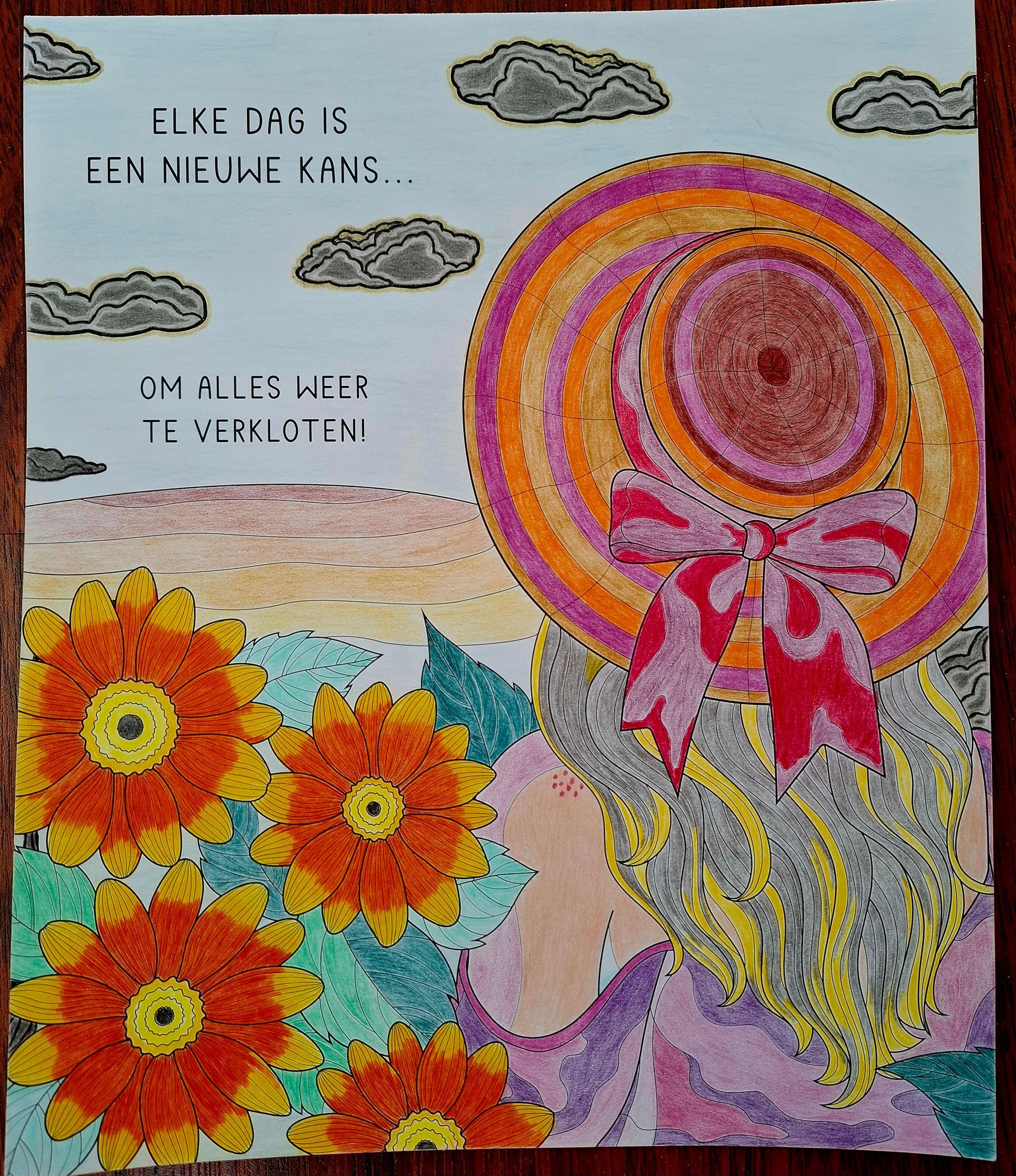 Vrouw met een grote hoed, die zich afwendt, staat bij oranje bloemen, tegen een bewolkte hemel. De tekst luidt: