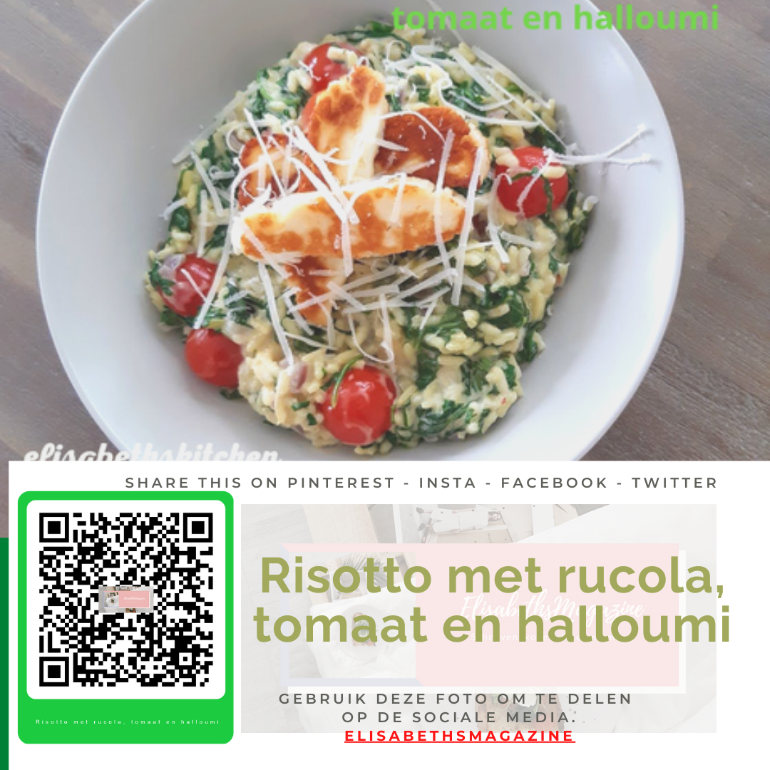 deel op de sociale media Risotto met rucola, tomaat en halloumi in een witte kom, gegarneerd met kaas en tomaten.