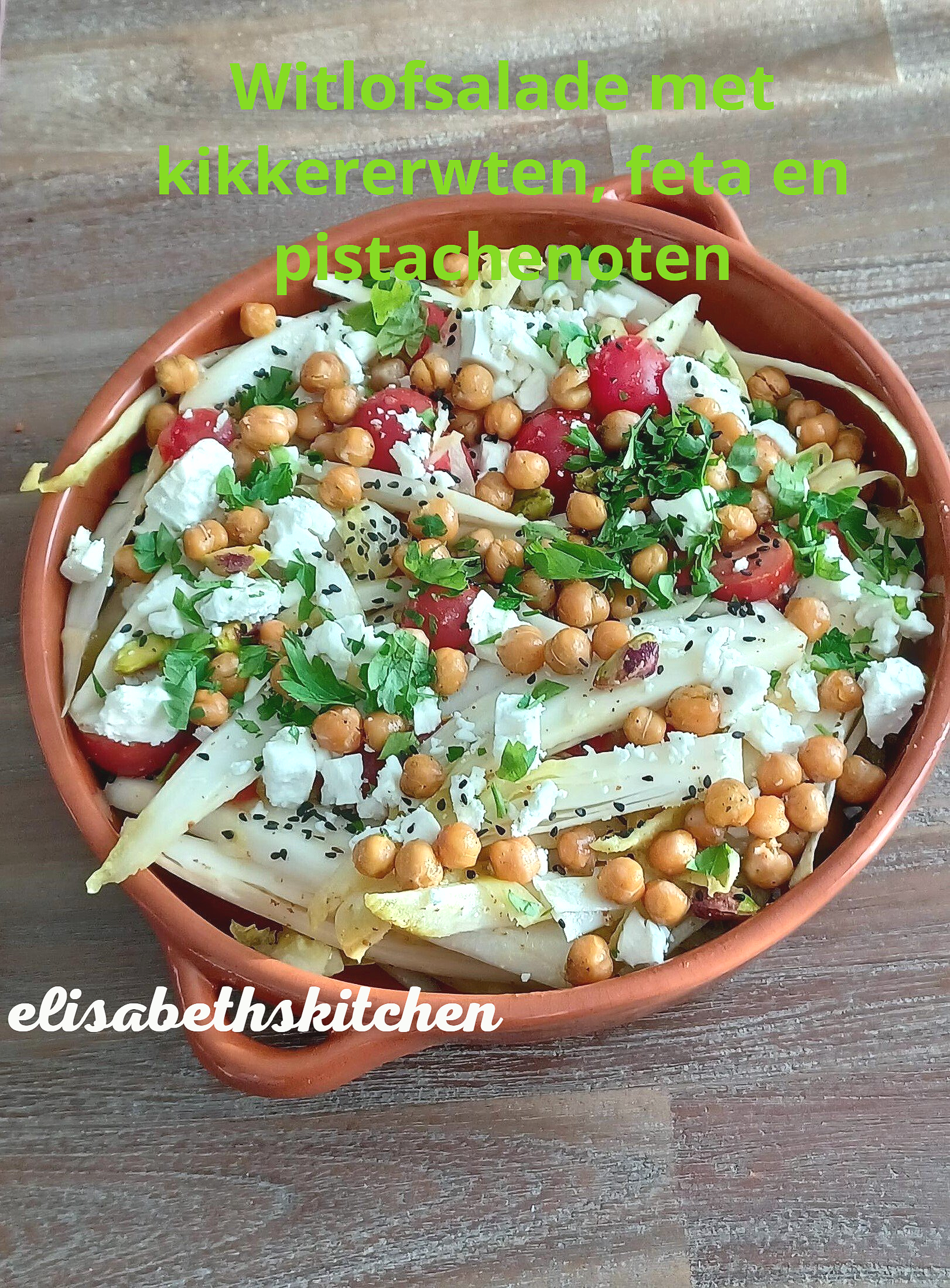 verder op de pagina staat het recept Andijviesalade met kikkererwten, feta en pistachenoten in een bruine kom.