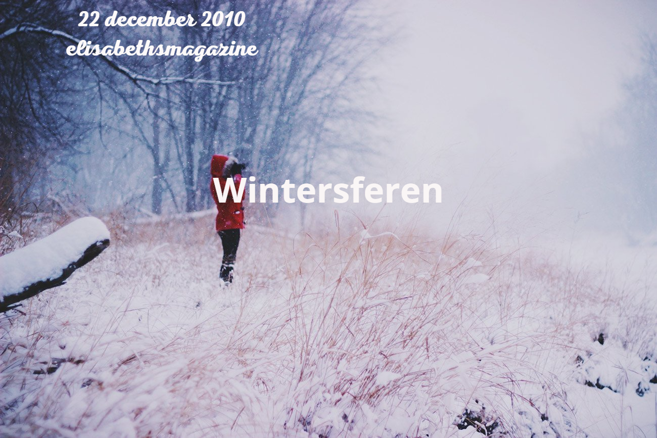Een besneeuwd wintertafereel met een persoon in een rode jas, omringd door bomen en een veld; de tekst luidt 