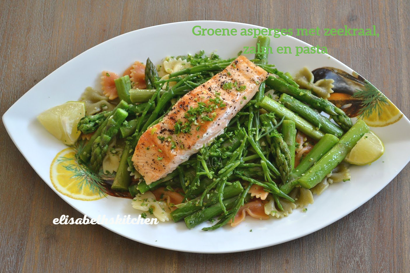 Zalmfilet met groene asperges en pasta op een mooi gedecoreerd wit bord.