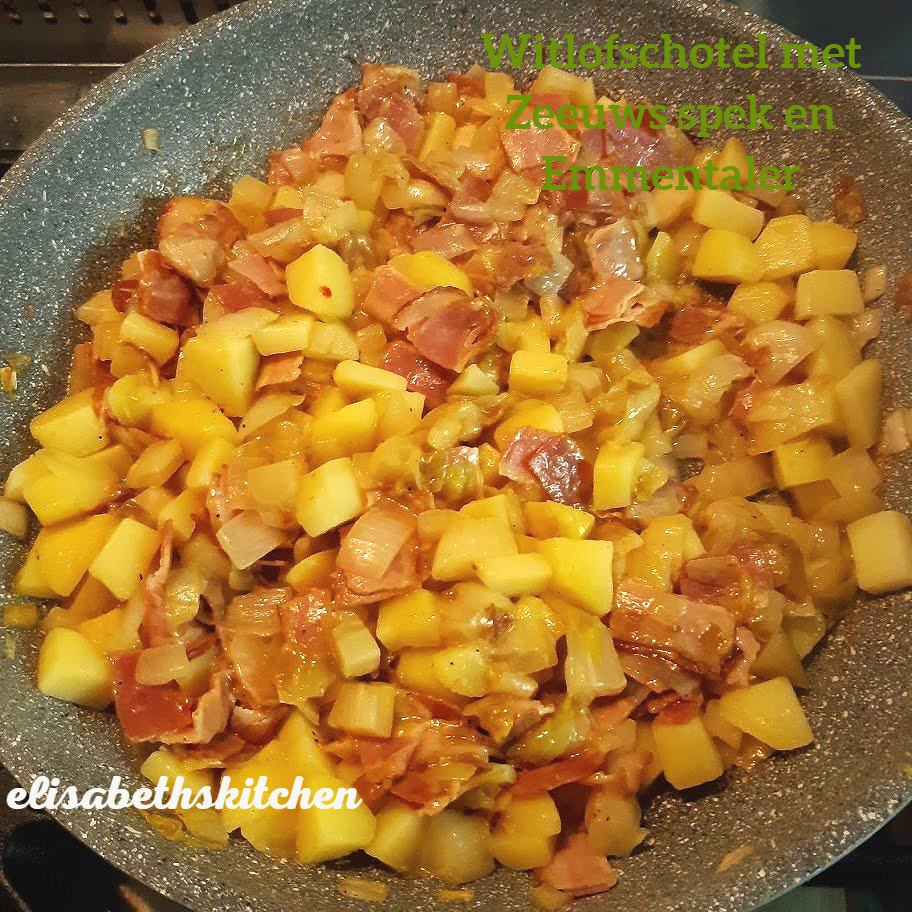 Een pan met aardappelen, spek en ui, waarschijnlijk een maaltijd die in een keuken wordt bereid.
