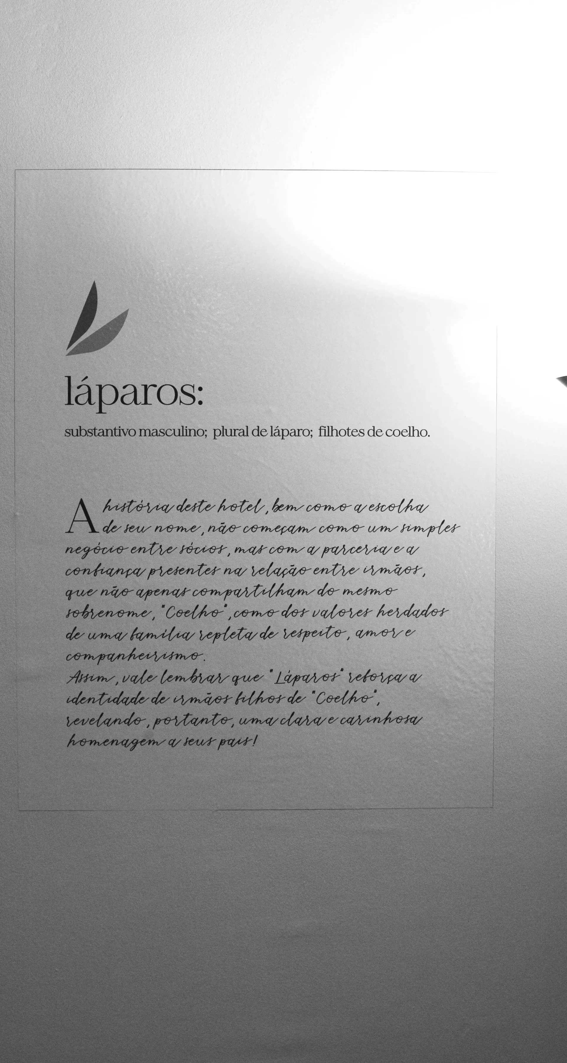 Uma foto em preto e branco de um pedaço de papel com algo escrito nele - Láparos hotel