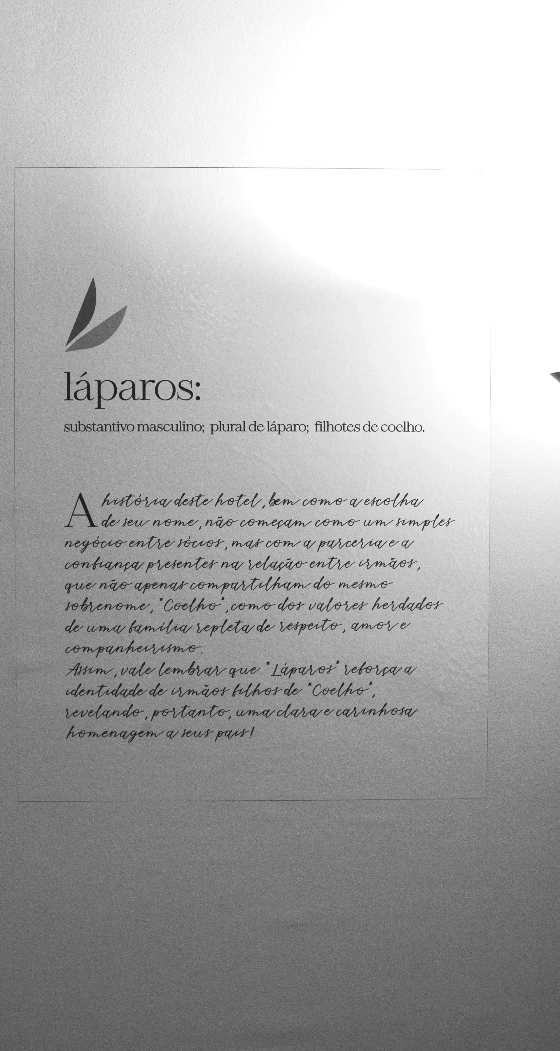 Uma foto em preto e branco de um pedaço de papel com algo escrito nele - Láparos hotel