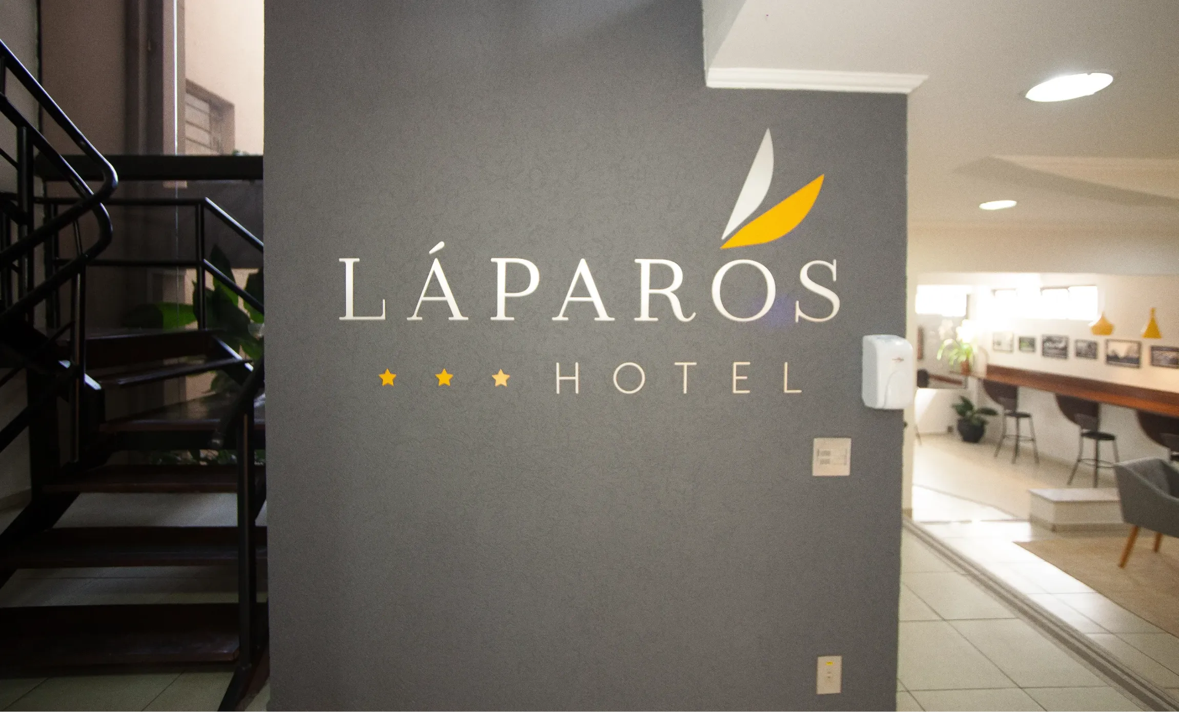 Uma placa na parede que diz hotel laparos - Láparos hotel
