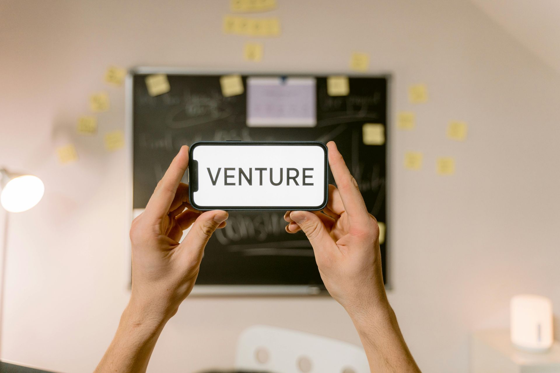 Empreendedor apresentando uma startup para captação de investimentos e Venture Capital.